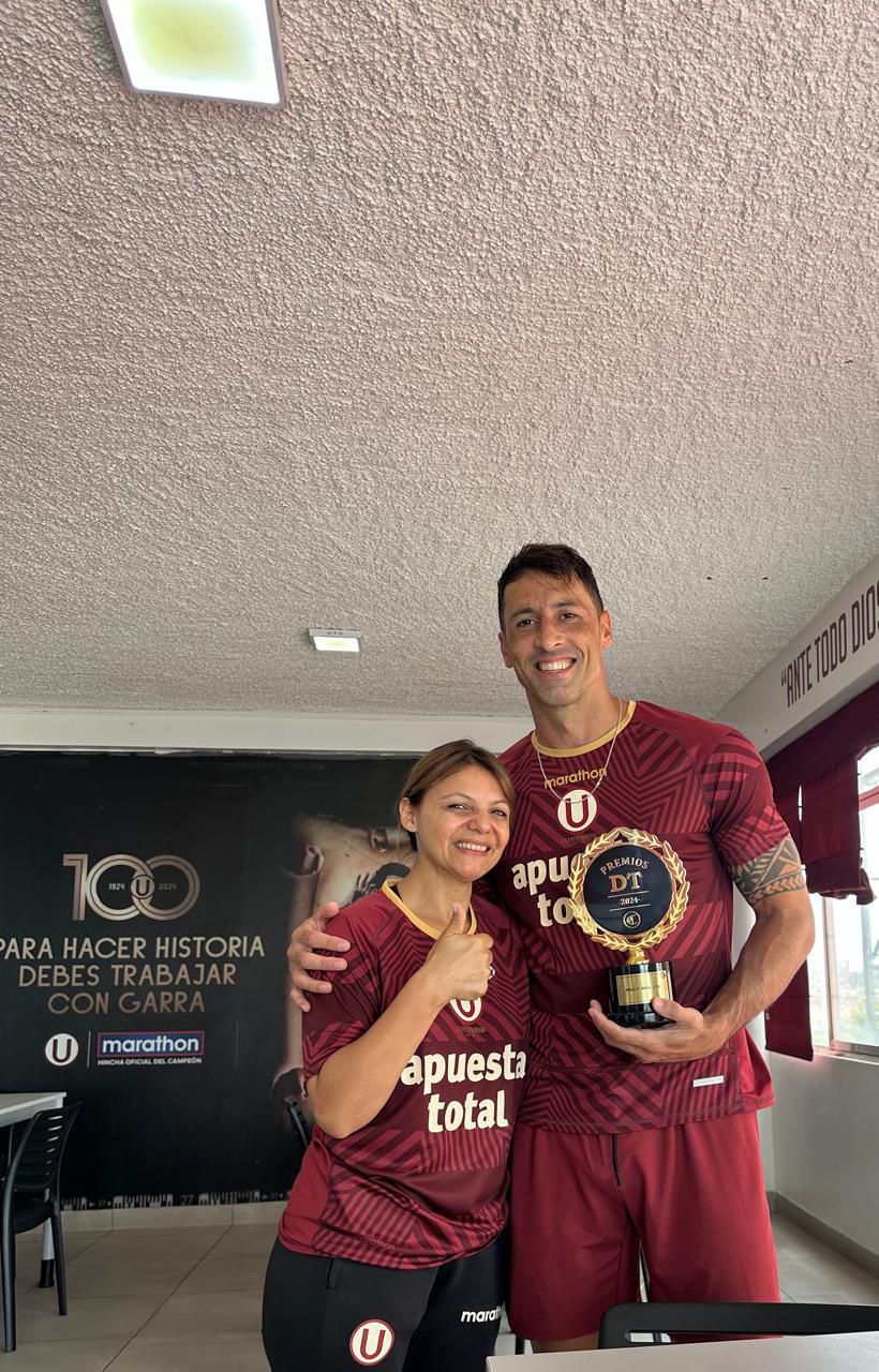 Marisol Pardo Celis con trofeo